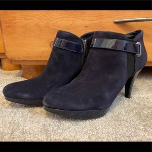 Bandolino Navy suede and patent leather high-heeled booties